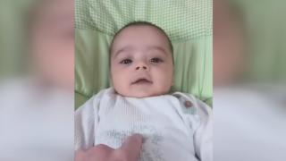 Bebeğini severken depreme yakalandı