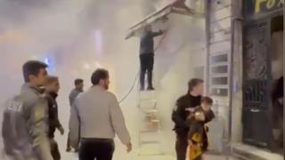 Beyoğlu'nda yangında mahsur kalan çocuğu polis kurtardı