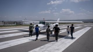 İlk kez uçağa binen çocuklar pilotluk deneyimini de tattı