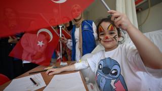 Gönüllü gençler 23 Nisan'ı hastanede geçirecek çocuklara bayram coşkusu yaşatıyor