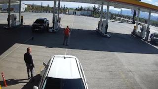 El freni çekilmeyen araç ayaklarının üzerinden geçti