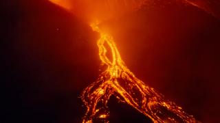 İtalya'da Etna Yanardağı güçlü şekilde kül ve lav püskürttü