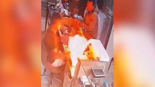 Cep telefonu bataryası patladı