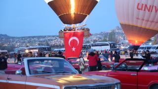 Kapadokya'da balonlarda Türk bayrakları dalgalandı