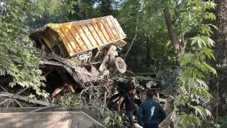 Hatay'da kamyonun uçuruma devrilmesi kamerada