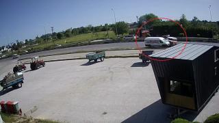 Araçtan kopan tekeri son anda fark etti