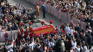 Papa Franciscus'un naaşı Aziz Petrus Bazilikası'na getirildi