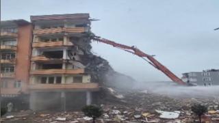 Yıkım sırasında bina iş makinesinin üzerine devrildi