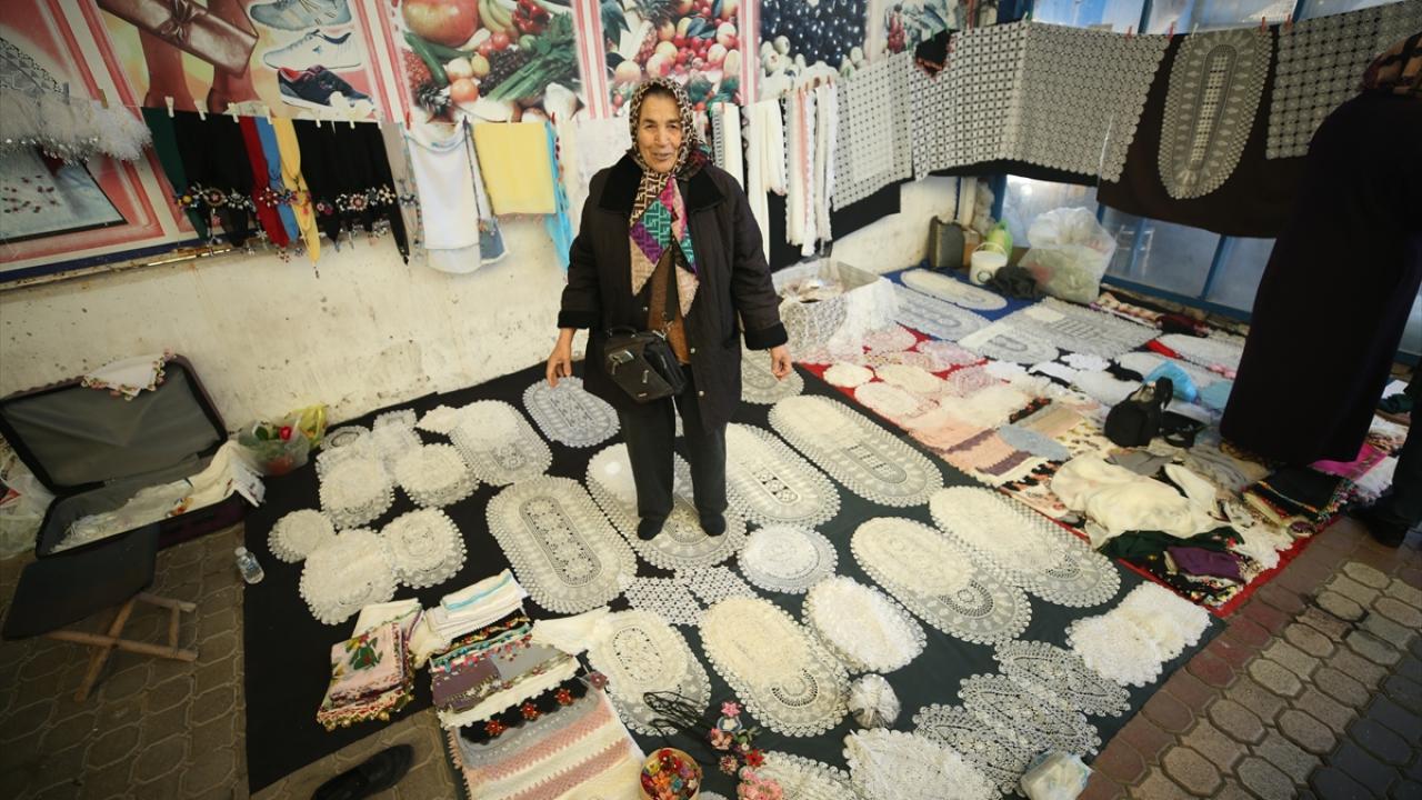 Anne kız birlikte iğne oyası yapıyor