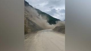 Artvin'de heyelan anı kamerada