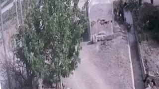 Anne ve kızının elektrik akımına kapılma anı kamerada