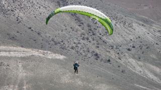 Erzincan'da yamaç paraşütü tutkunları, önce VR gözlükle sanal sonra gerçek uçuşla stres atıyor