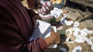 İsrail ablukası altındaki Gazzeliler, yakıt krizini plastik ve kağıtla aşmaya çalışıyor