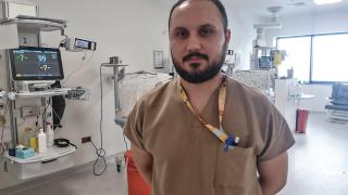 Deprem anında bebeklerin yanından bir an olsun ayrılmadı