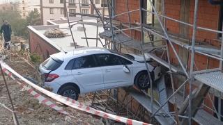 Kontrolden çıkan otomobil inşaat ile duvar arasında sıkıştı