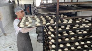 Liseli öğrenciler, yatılı okullar için günlük 16 bin ekmek üretiyor