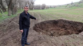 Sivas'ta bir tarlada 7 metre çapında obruk oluştu