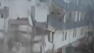 Kentsel dönüşüme giren bina tek dokunuşla böyle yıkıldı