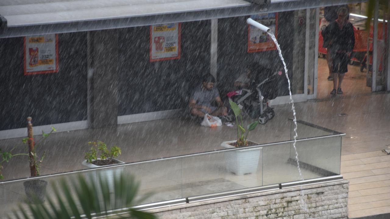 Marmaris`te bazı cadde ve sokaklarda su birikintisi oluştu