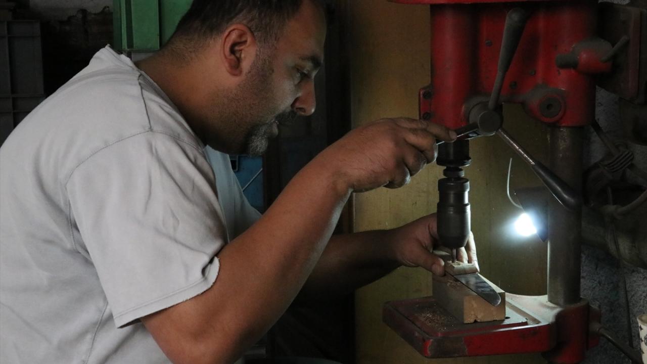 Okula başlamadan atölyeye girdi