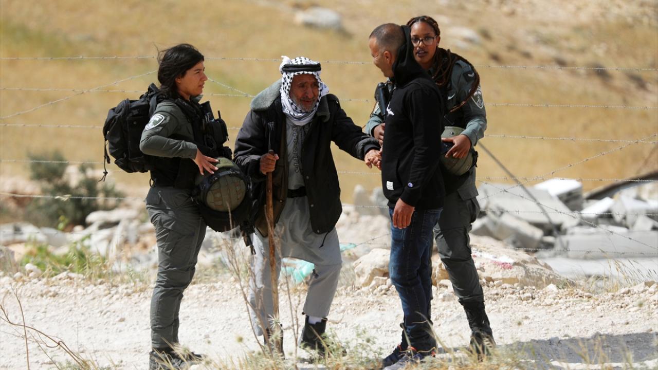 İsrail "ruhsatsız" olduğu iddiasıyla evleri yıkıyor