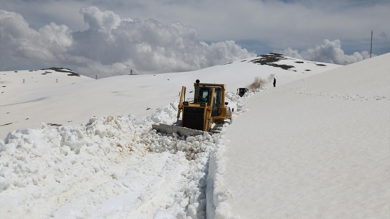 "Ulaşıma kapalı sadece bir köy yolu kaldı"