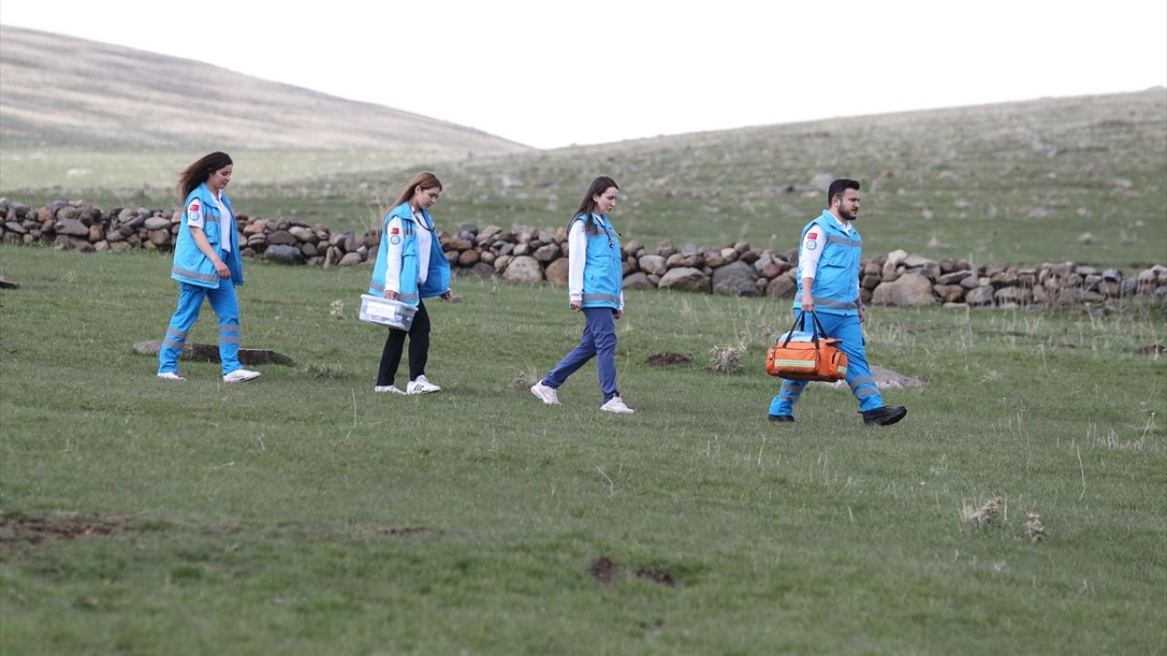 Dağ tepe aşarak hastalara şifa götürüyorlar