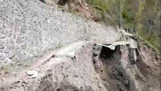 Artvin’de heyelan anı kamerada