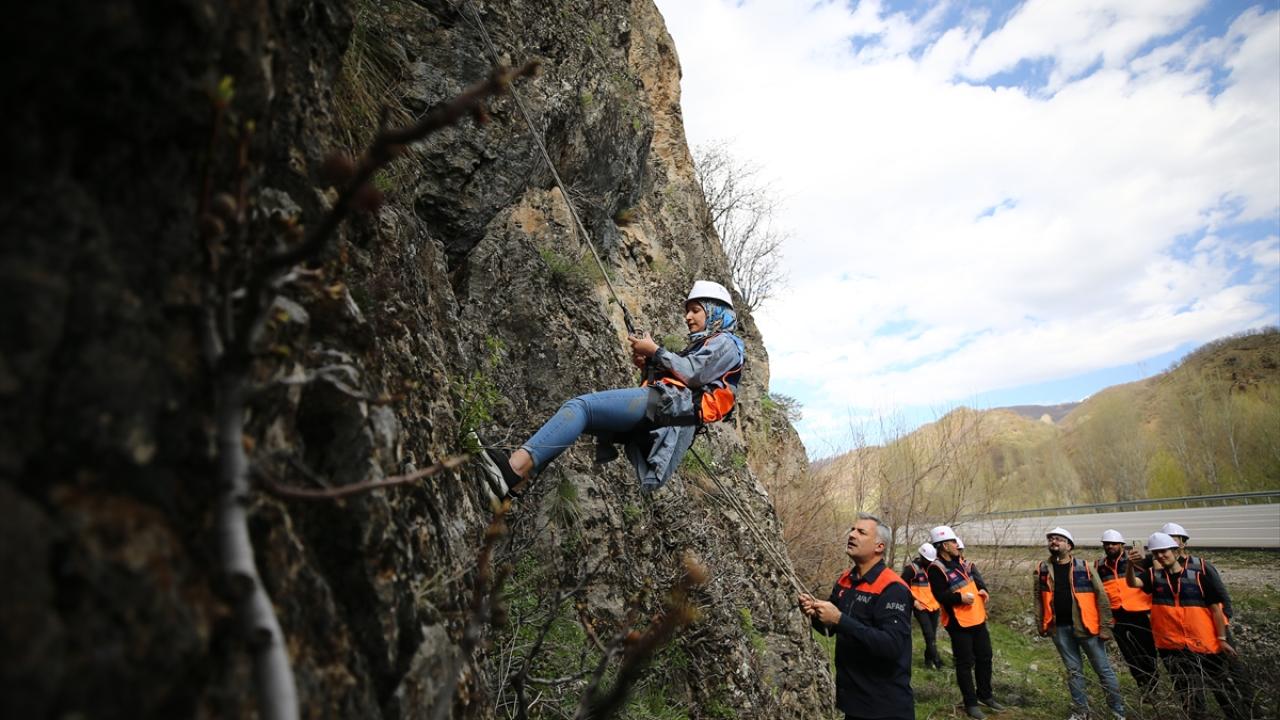 Bingöl'de AFAD gönülleri aldıkları eğitimlerle görev kabiliyetini güçlendiriyor