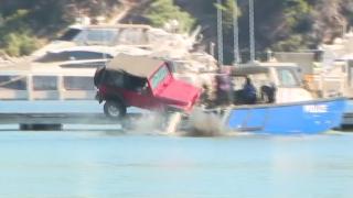 Polisten kaçarken araçla suya düştü