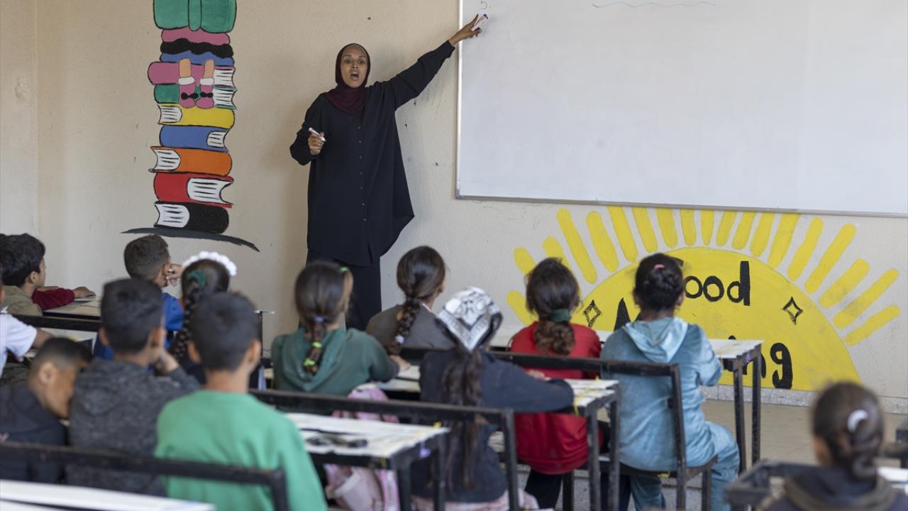 Gazzeli öğretmen Dina, İslam Üniversitesi'nde oluşturduğu sınıfta eğitime devam ediyor