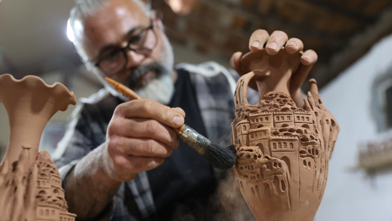 Çamura şekil veren çanak ustası, geleneği rölyef eserlerle yaşatıyor