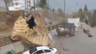 Elazığ’da fırtına uçan çatı araçların yanına düştü