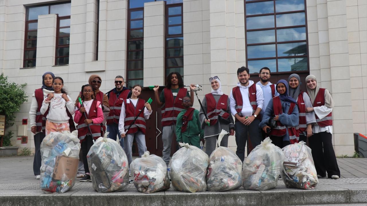 Fransa'nın 19 şehrinde çevreye duyarlı Müslümanlar çöp toplayarak temizliğe dikkat çekti