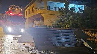 Hakkari'de fırtına: Çatılar uçtu, ağaçlar devrildi