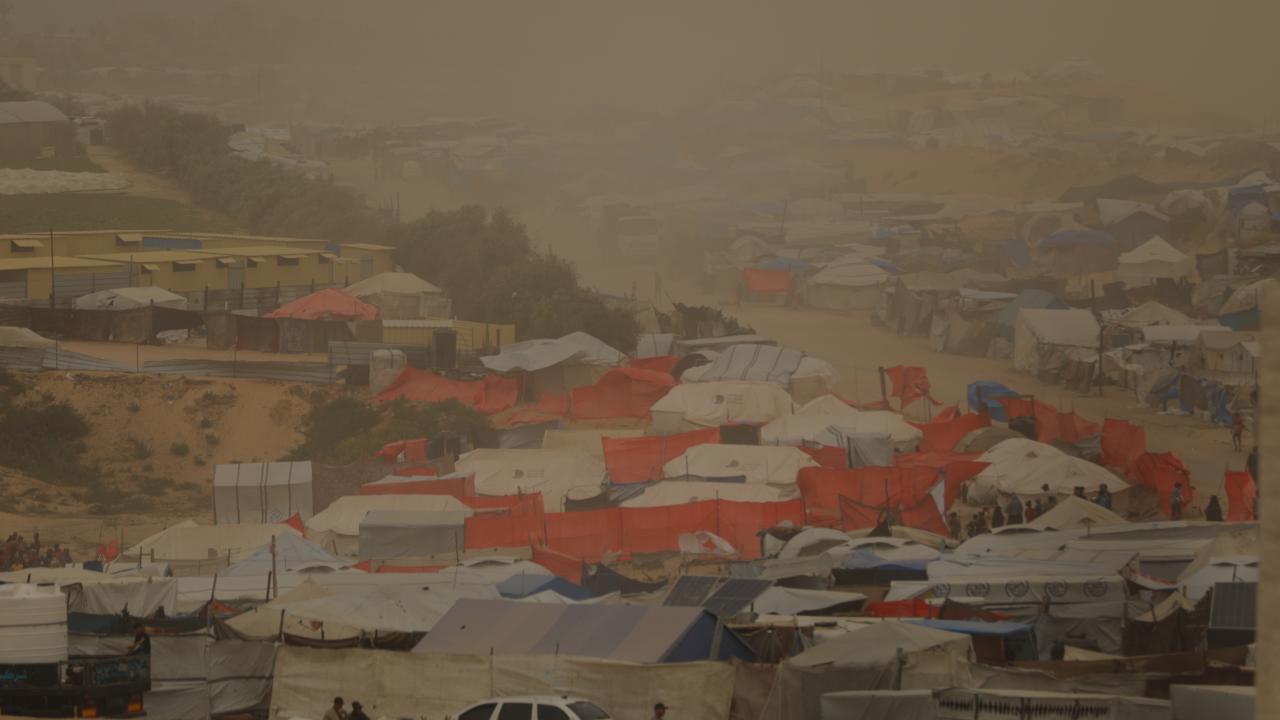 Han Yunus'ta etkili olan şiddetli rüzgar ve kum fırtınası hayatı olumsuz etkiledi