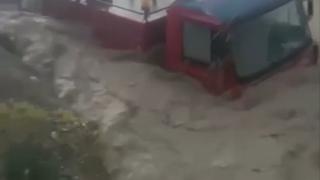 Ankara'da itfaiye aracı sele işte böyle kapıldı