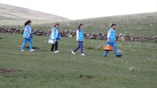 Dağ tepe aşarak hastalara şifa götürüyorlar