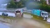Akan trafikte çöp kamyonları işte böyle kaydı