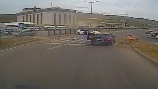 Bingöl'de yoldan çıkan otomobil refüje çarptı