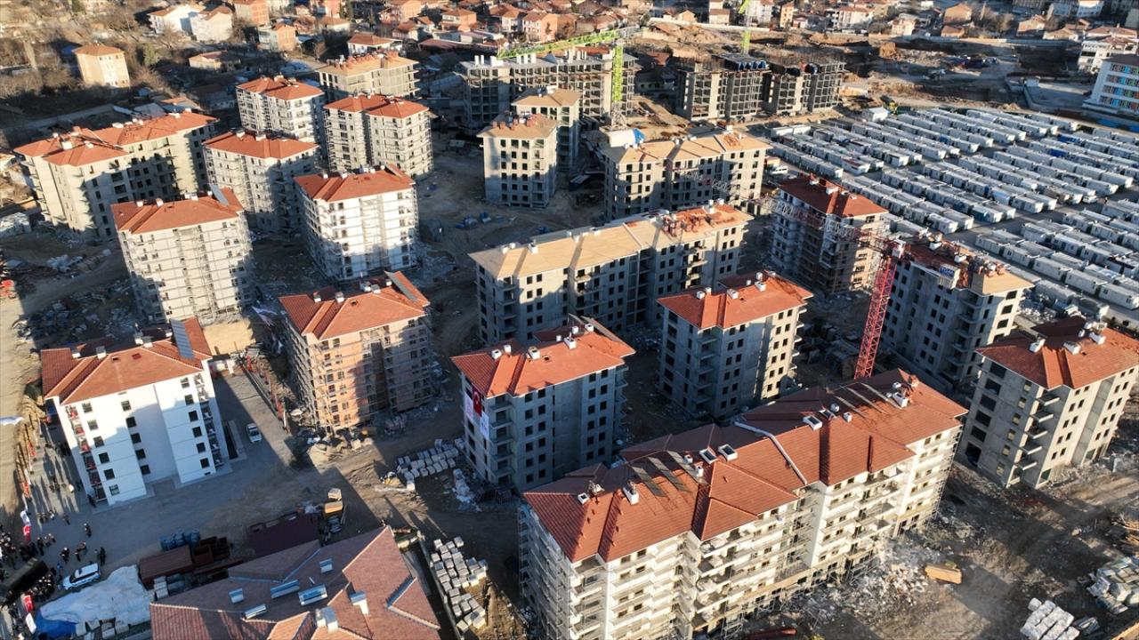 Malatya'da deprem konutlarının yapımı sürüyor