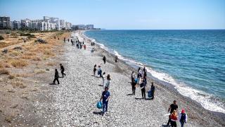Mersin'de öğrenciler deniz kaplumbağalarının yuvalama alanlarını temizledi