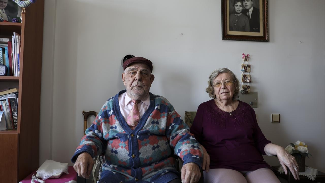 Öğretmen çift 62 yıllık aşklarını huzurevinde sürdürüyor