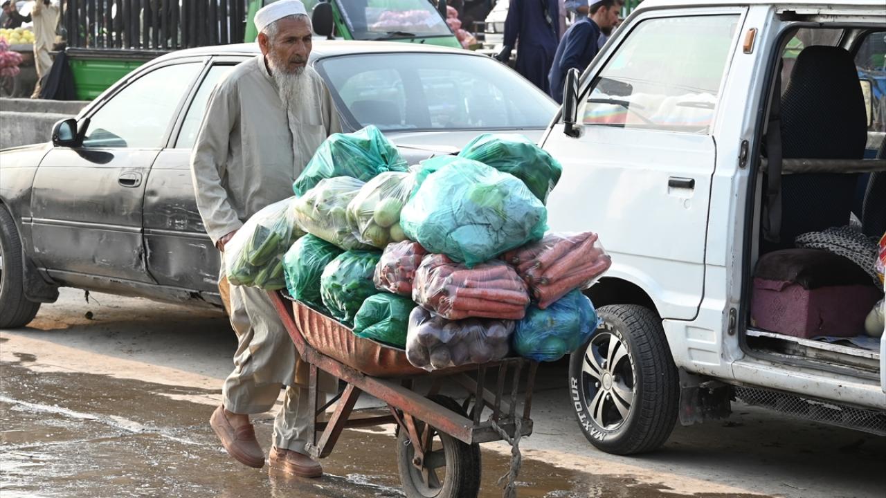 Pakistan'da halk acil durumlar için temel ihtiyaç malzemeleri stokluyor