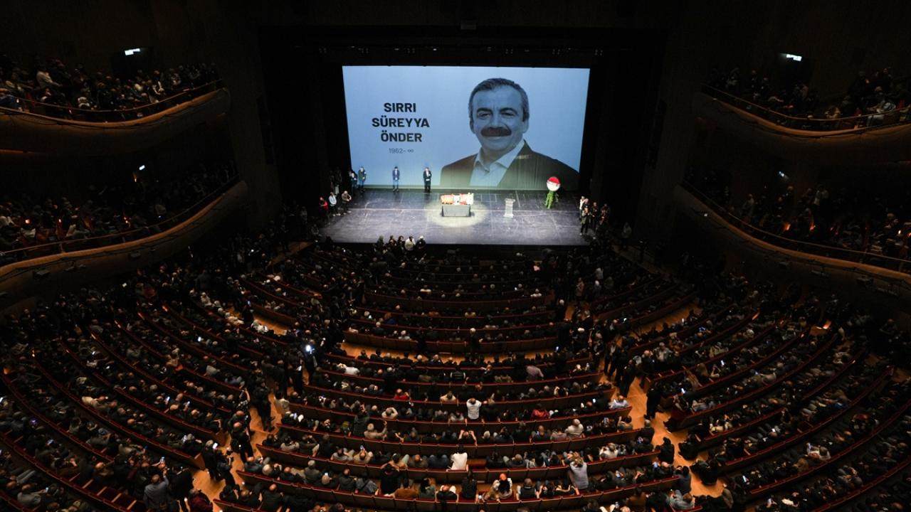 Sırrı Süreyya Önder son yolculuğuna uğurlanıyor 1 sirri sureyya onder akm toren aa 2356701