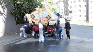 Sarıyer'de belediye tankerle su dağıttı