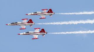 Türk Yıldızları Kıbrıs semalarına ay yıldız çizdi