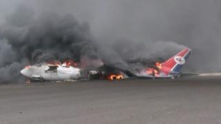 Katil İsrail, Yemen'de Sana Havalimanı'na saldırı düzenledi