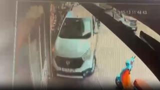 Adana'da kontrolden çıkan otomobilin bisikletliye çarpma anı kamerada