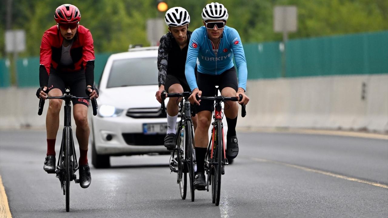 Bisikletlilerin Selanik'ten Samsun'a taşıdığı "Ata toprağı" Düzce'ye ulaştı